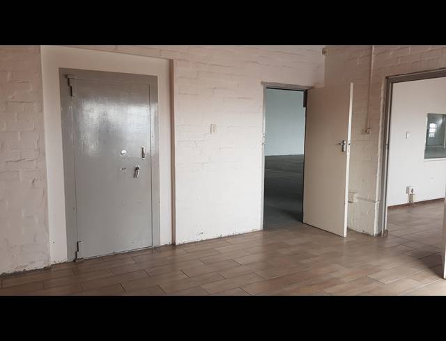 1,350M² FACTORY TO LET IN TRIANGLE FARM